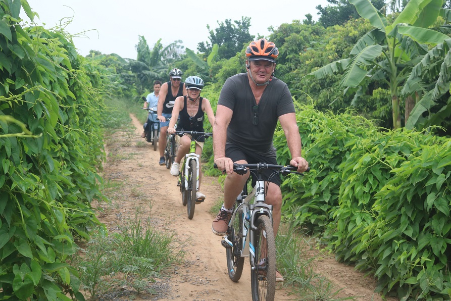 Bicycle Trip Hanoi Red River Island Half Day